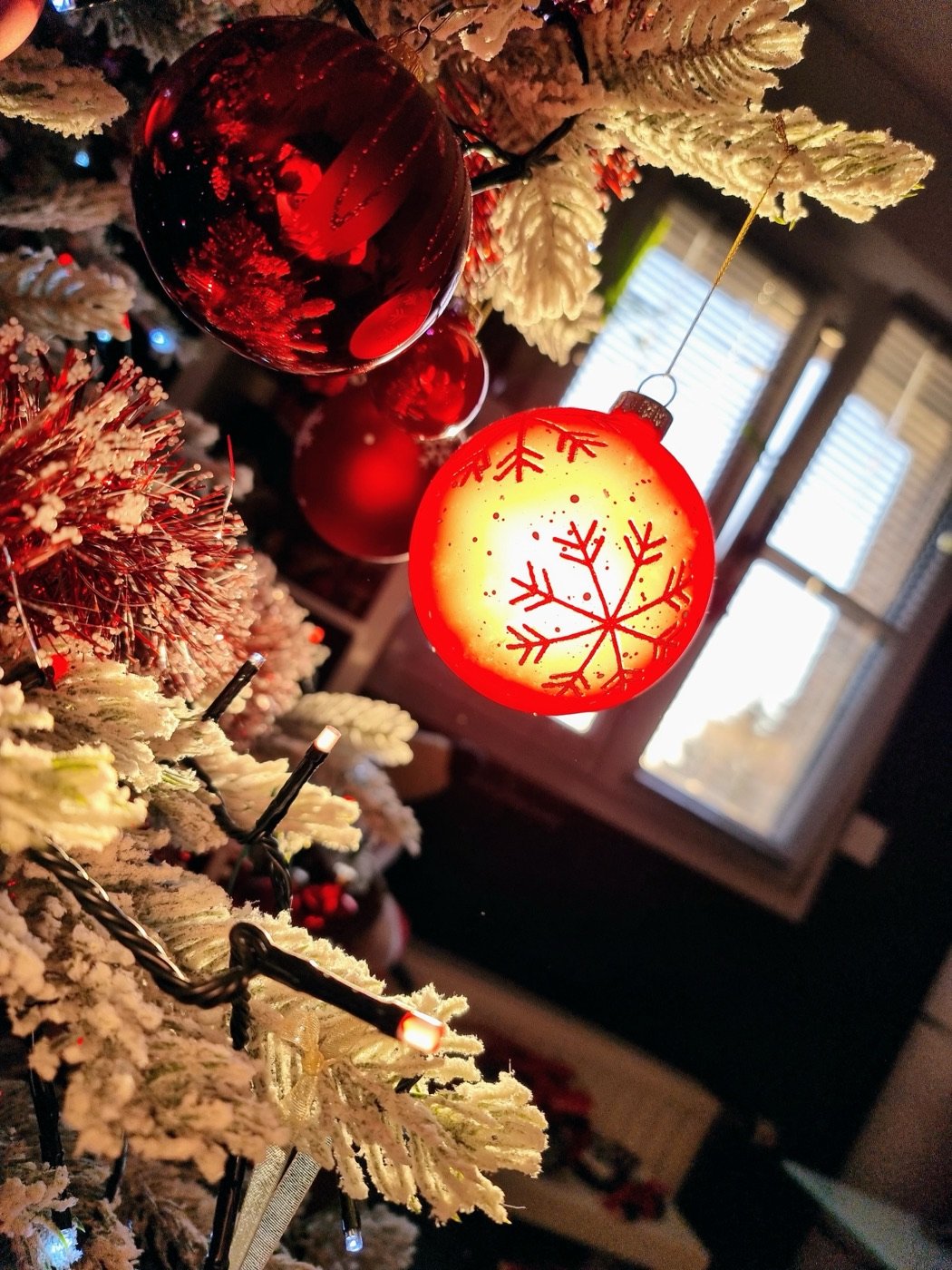 Le grand sapin qui occupe presque toute la chambre