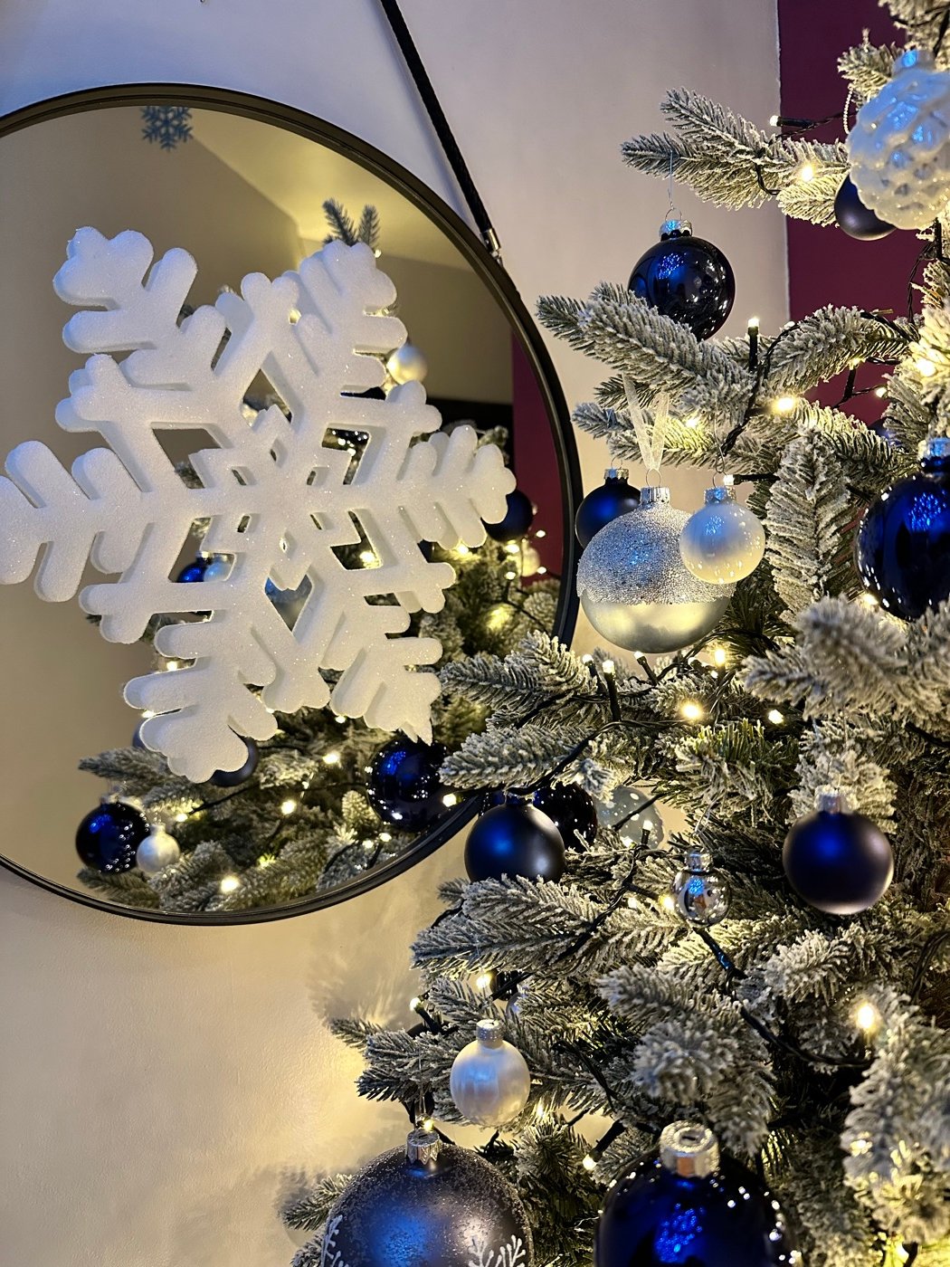 Sapin enneigé bleu et blanc dans le couloir