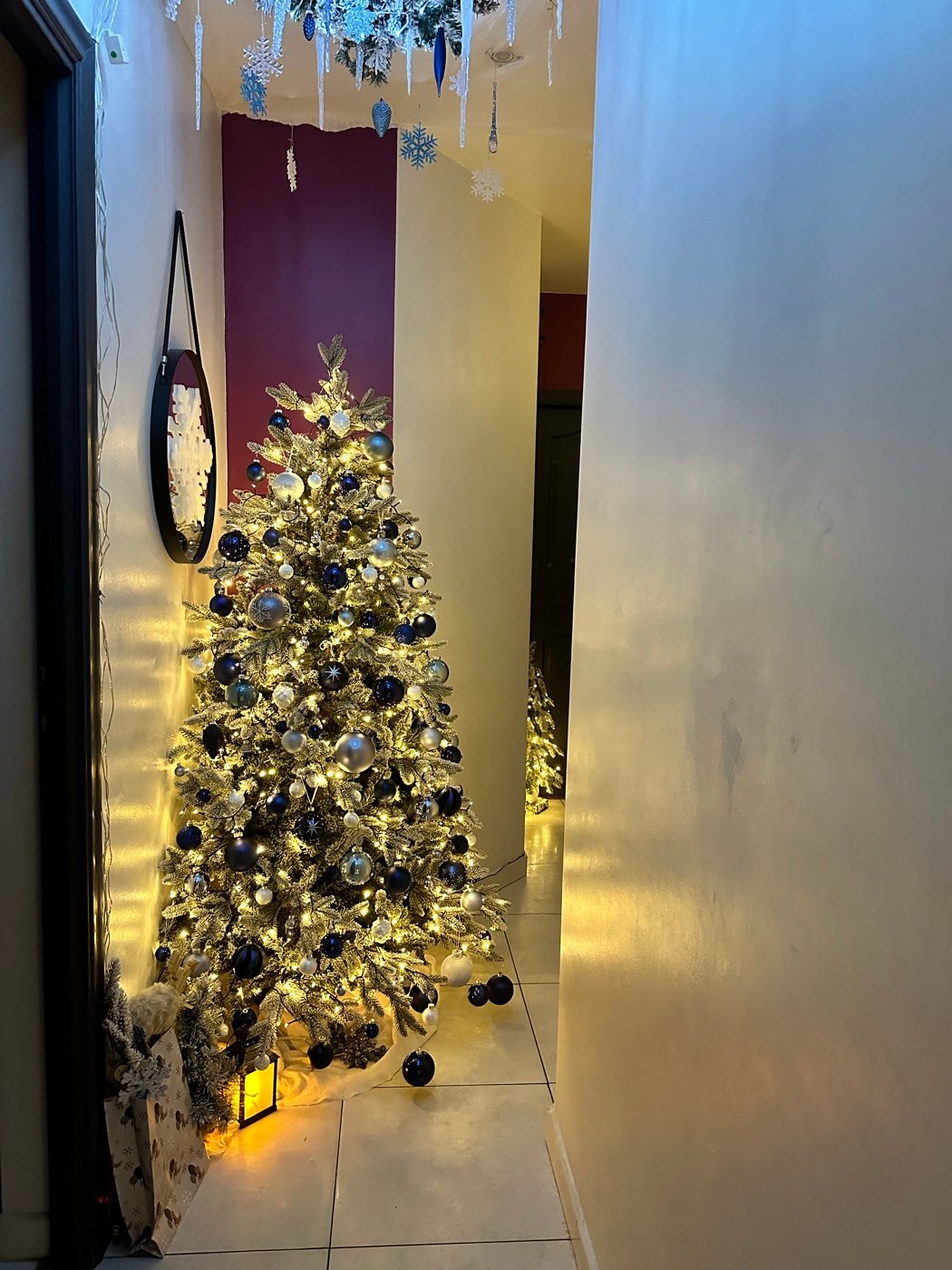 Vue du sapin enneigé dans le couloir