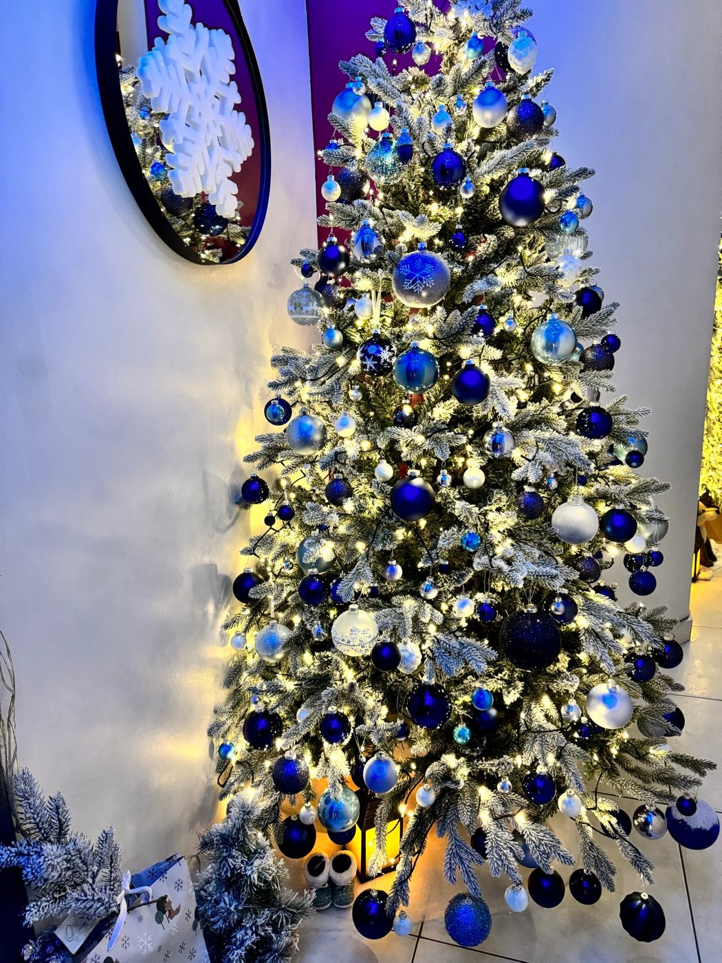 Détail du sapin bleu et blanc du couloir
