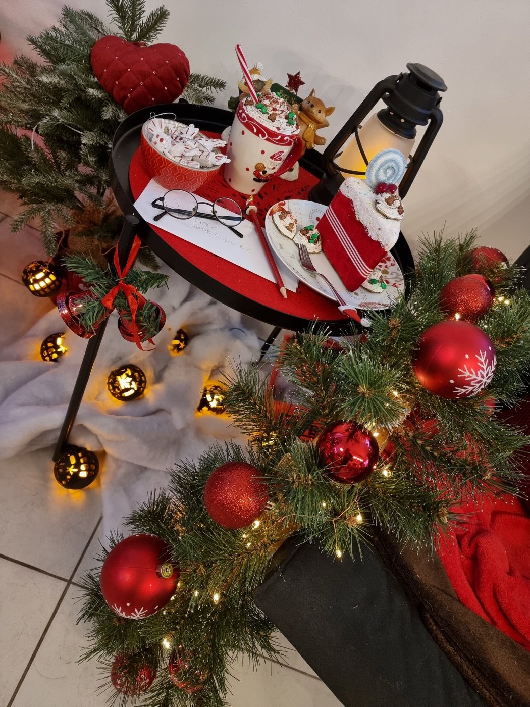 Vue d’ensemble du salon décoré pour Noël