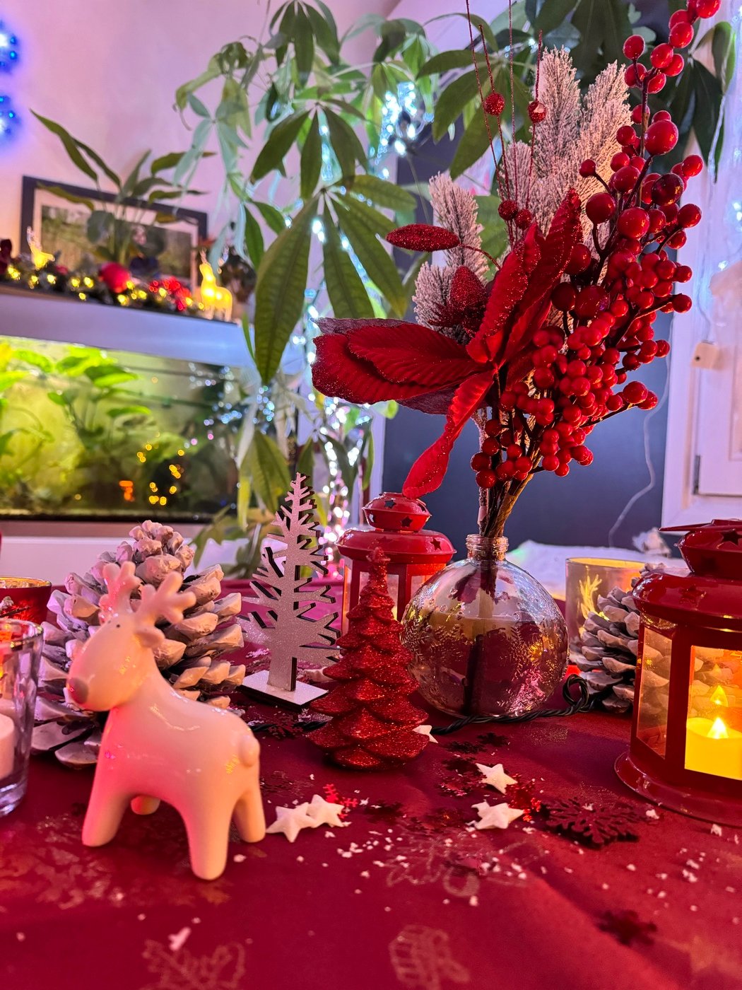 Composition de Noël sur la table basse du salon