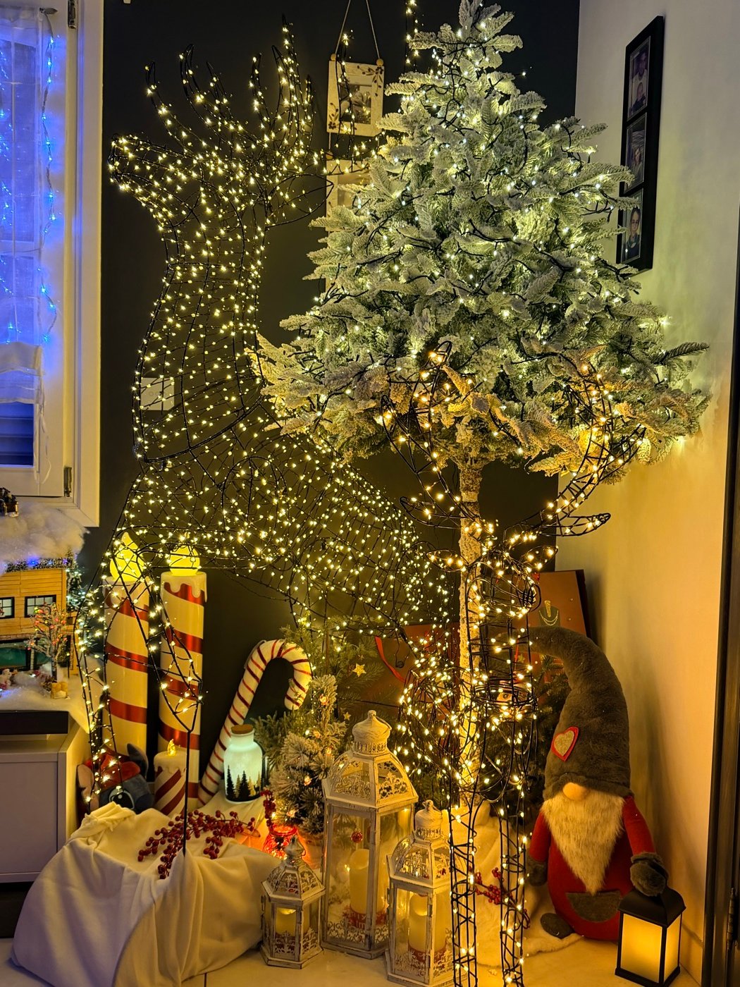 Coin du salon illuminé et décoré pour Noël