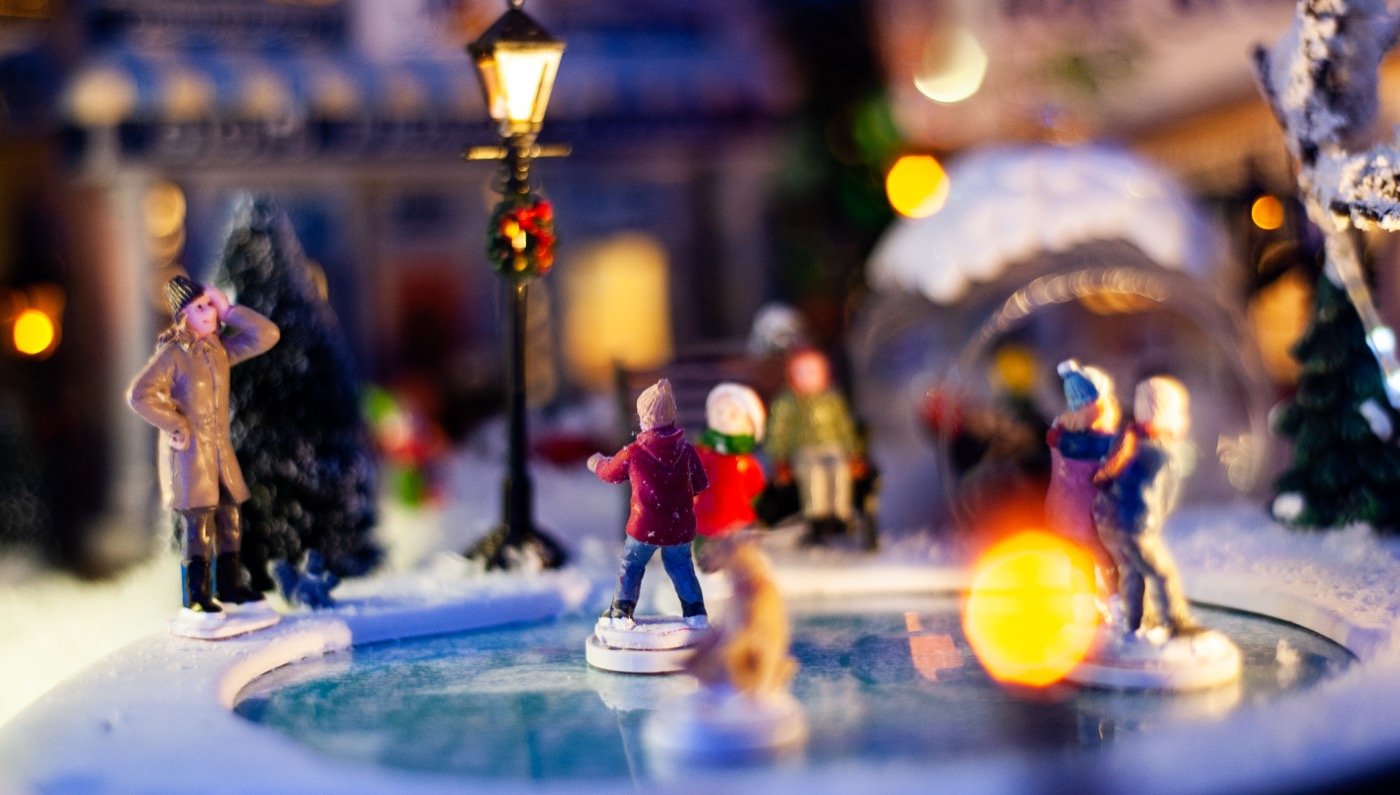Personnages autour d’une patinoire dans le village miniature d’Antoine